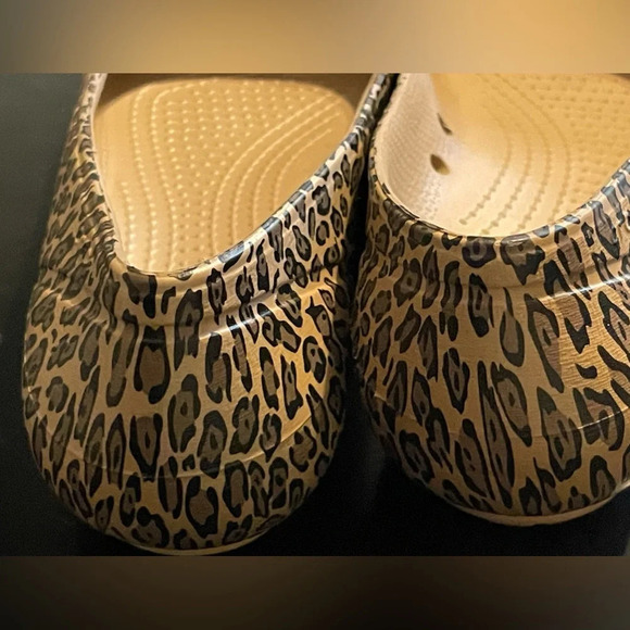 Crocs Leopard Print Black Cap Round Toe Size 7 - Picture 5 of 11